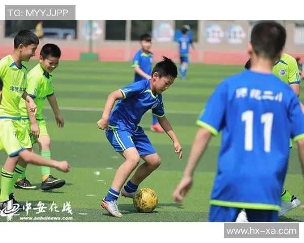 男孩追星梦实现足球明星亲笔签名感动瞬间分享